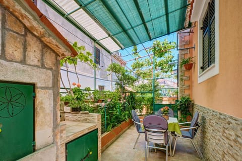 Property building, Patio, Day, Garden, Balcony/Terrace, Garden view