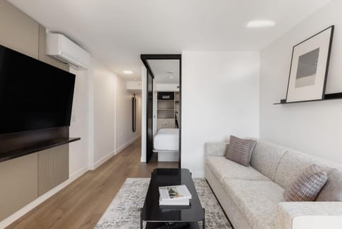 TV and multimedia, Living room, Photo of the whole room, Seating area, Bedroom