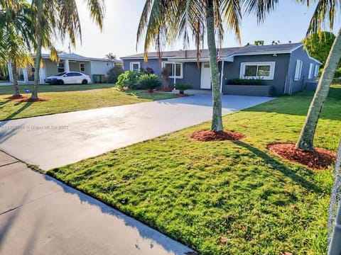 Centrally located Family-business Home House in Homestead