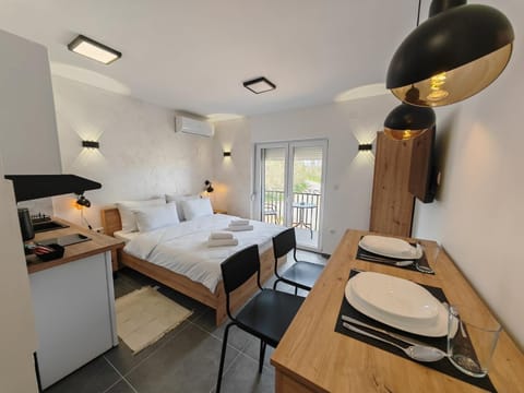 Bed, Photo of the whole room, Dining area, Bedroom, towels