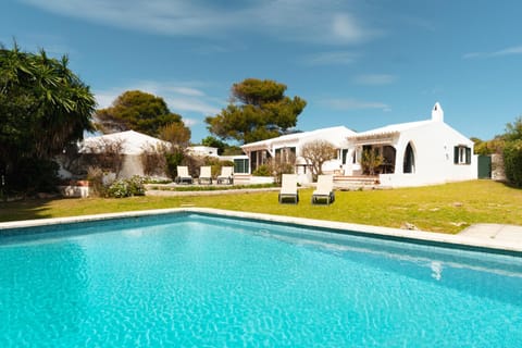Property building, Off site, Day, Garden, Swimming pool, sunbed