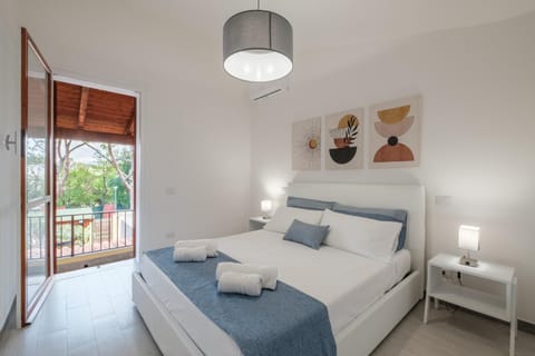 Bed, Balcony/Terrace, Photo of the whole room, Bedroom, towels