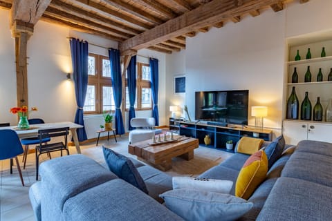 Communal lounge/ TV room, TV and multimedia, Living room, Seating area, Evening entertainment
