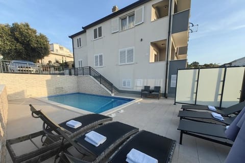 Swimming pool, Location, children, Family