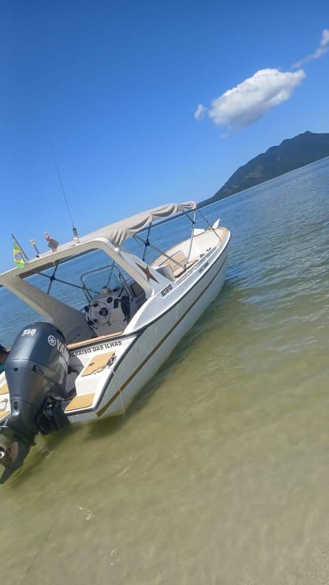 Passeio de lancha, ilha grande Docked boat in Mangaratiba