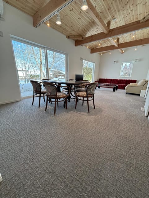 Restaurant/places to eat, Living room, Seating area, Dining area, Breakfast