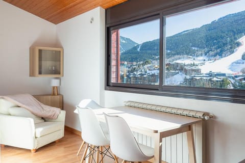 Bed, Natural landscape, Winter, Living room, Bedroom, Mountain view, Mountain view, Area and facilities