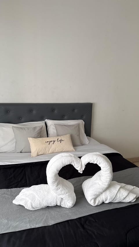 Bed, towels