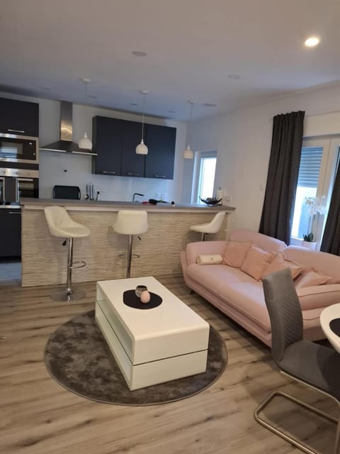 Kitchen or kitchenette, Living room, Seating area, minibar, stove