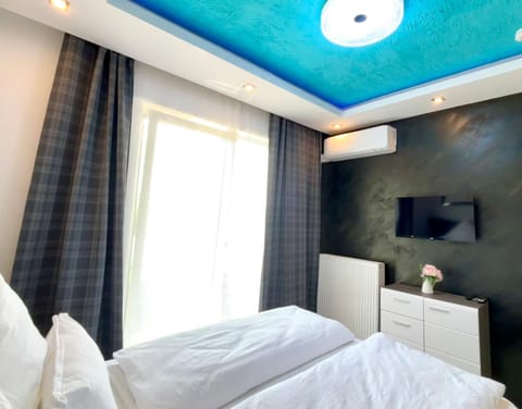 Bed, TV and multimedia, air conditioner