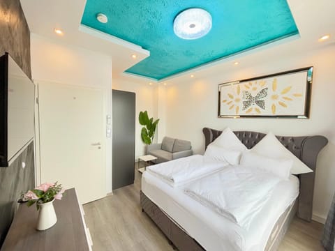 Bed, TV and multimedia, Bedroom