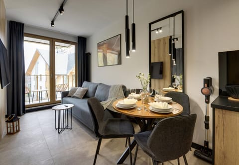TV and multimedia, Kitchen or kitchenette, Living room, Seating area, Dining area