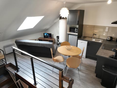 TV and multimedia, Kitchen or kitchenette, Living room, Seating area, Dining area, stove