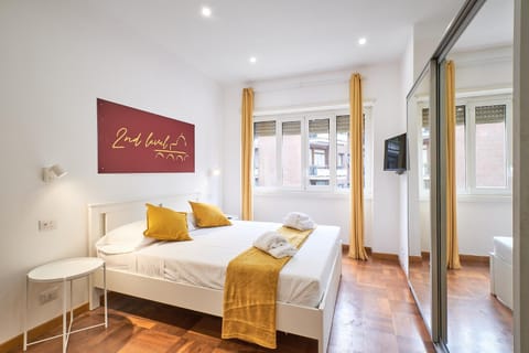 Bed, TV and multimedia, Photo of the whole room, Bedroom, towels