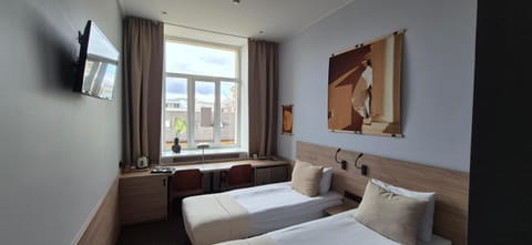 Communal lounge/ TV room, Bed, TV and multimedia, Living room, Photo of the whole room, Seating area, Bedroom