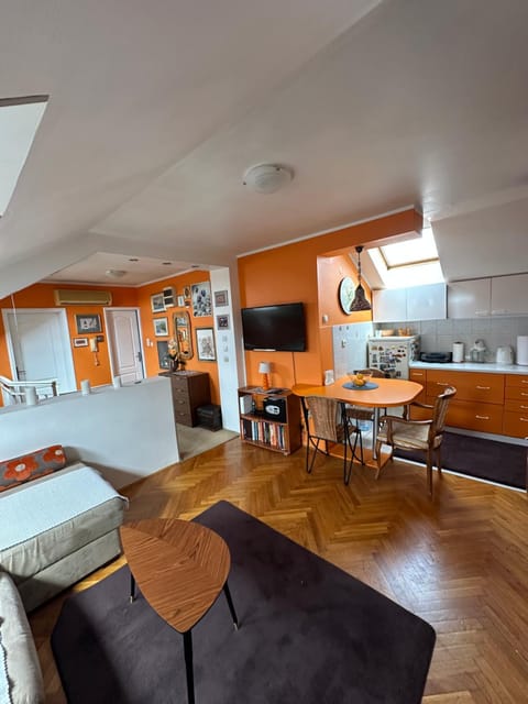 TV and multimedia, Kitchen or kitchenette, Living room, Seating area, Dining area, oven, stove