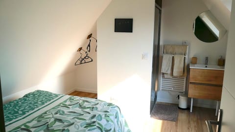 Photo of the whole room, Bedroom