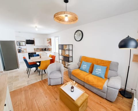 Living room, Seating area, Dining area, oven, stove