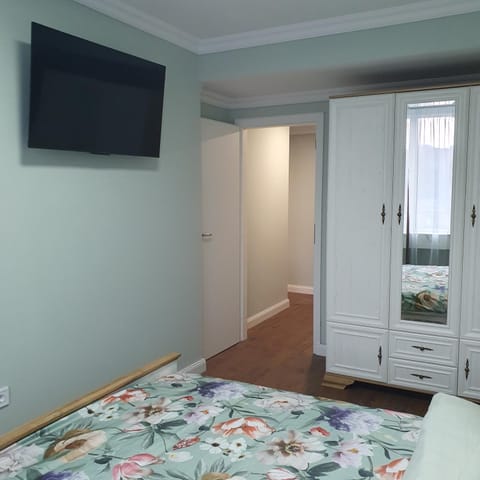 Bed, TV and multimedia, Photo of the whole room, Bedroom, wardrobe