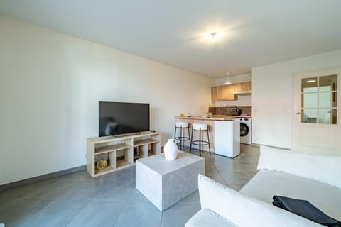 Communal lounge/ TV room, TV and multimedia, Kitchen or kitchenette, Living room, Seating area, Dining area, stove