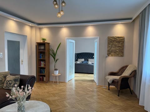 Bed, Library, Living room, Photo of the whole room, Seating area, Bedroom, internet