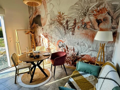 Living room, Decorative detail, Seating area, Dining area