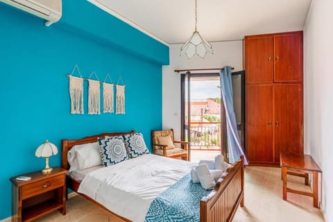 Photo of the whole room, Bedroom, wardrobe