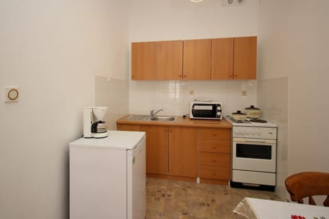 Coffee/tea facilities, Kitchen or kitchenette, oven, stove, toaster