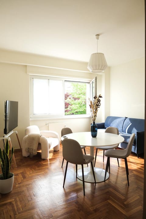 TV and multimedia, Living room, Seating area, Dining area