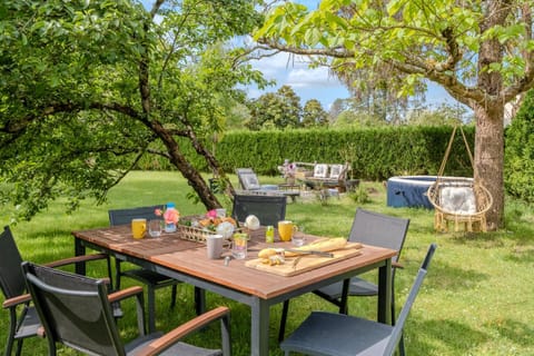 Spring, Garden, Hot Tub, Dining area, Garden view