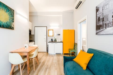 Kitchen or kitchenette, Living room, Seating area, Dining area