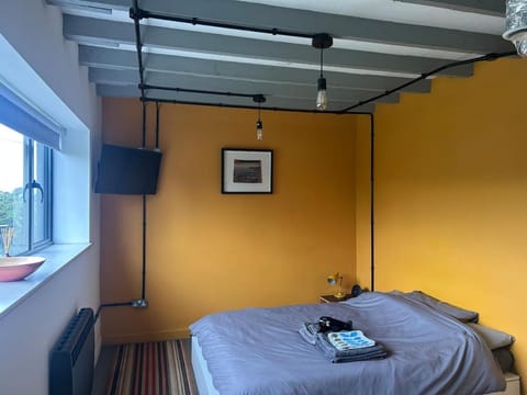 Bed, TV and multimedia, Bedroom