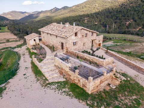 Property building, Nearby landmark, Day, Natural landscape, Landmark view, Mountain view