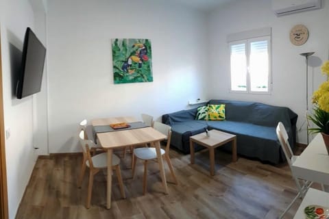 TV and multimedia, Living room, Seating area, Dining area, air conditioner