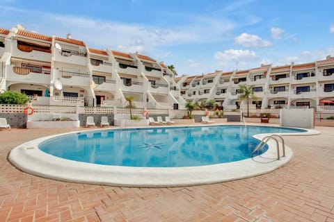 Property building, Day, Swimming pool, sunbed