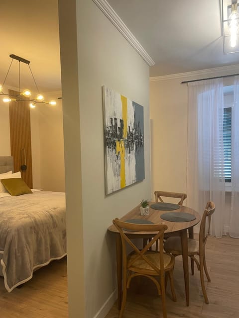 Bed, Photo of the whole room, Dining area, Bedroom