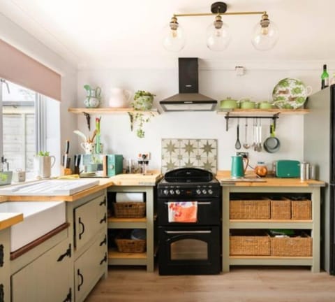 Kitchen or kitchenette, oven, stove, toaster, Internal: Not applicable to any particular room