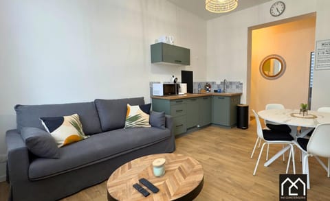 Coffee/tea facilities, Kitchen or kitchenette, Living room, Seating area, Dining area