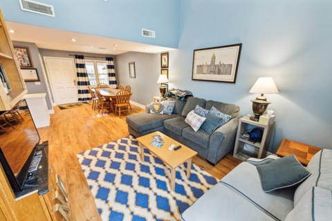 Stylish Notre Dame Condo - Sleeps 6 condo Apartment in South Bend