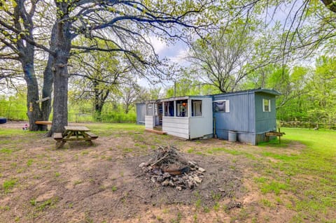 Fenced Yard Quaint Cabin Near Lake Texoma! Cabin in Lake Texoma