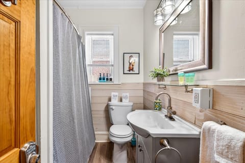 Shower, Toilet, Bathroom, towels