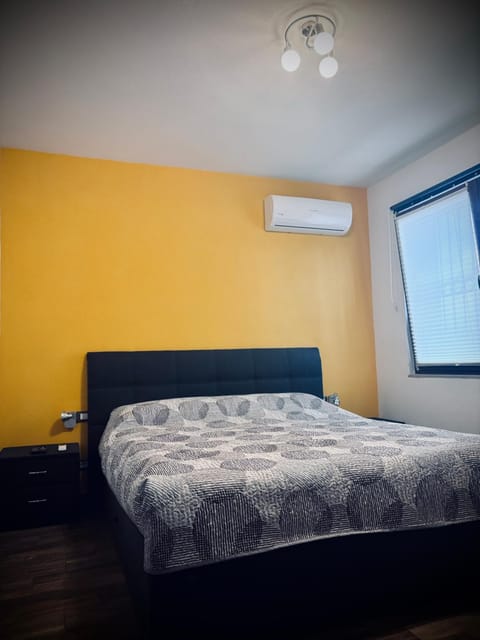 Bed, Photo of the whole room, Bedroom, air conditioner