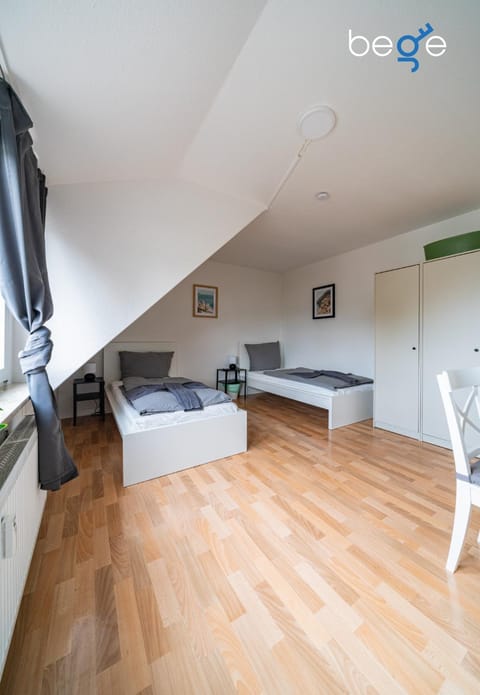 Bed, TV and multimedia, Photo of the whole room, Seating area, Bedroom