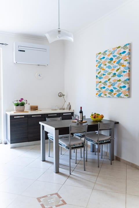 Kitchen or kitchenette, Living room, Seating area, Dining area, air conditioner