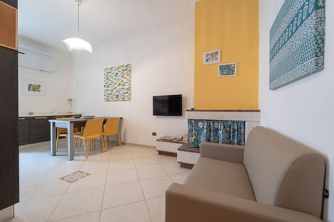 TV and multimedia, Kitchen or kitchenette, Living room, Seating area, Dining area