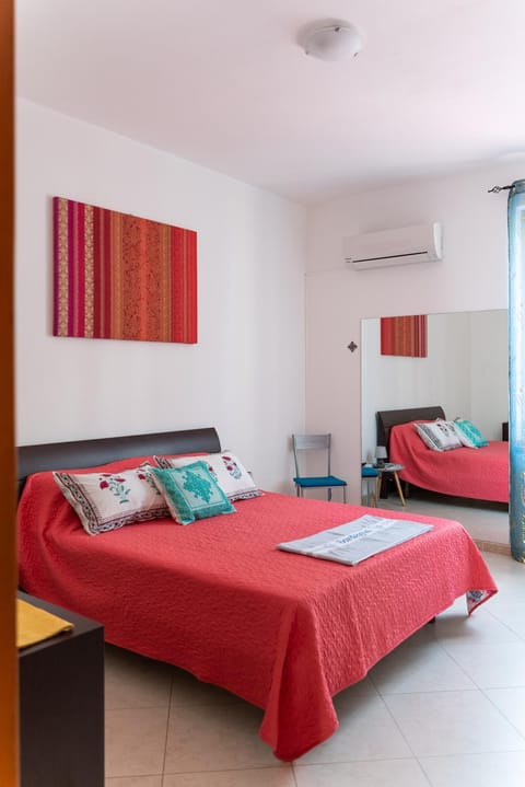 Bed, Living room, Photo of the whole room, Bedroom, air conditioner