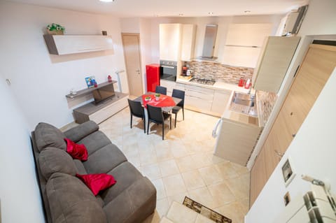 Kitchen or kitchenette, Living room, Seating area, Dining area