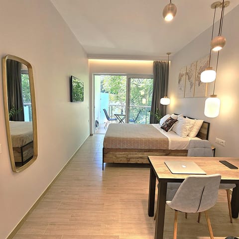Bed, TV and multimedia, Photo of the whole room