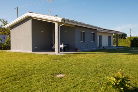 Property building, Day, Garden, Garden view