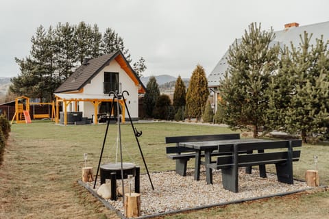 Property building, Spring, Natural landscape, BBQ facilities, Children play ground, Garden, Garden, Hot Tub, Balcony/Terrace, Seating area, Garden view, Parking